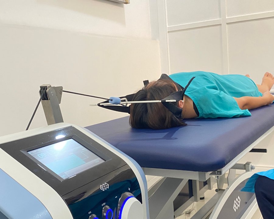 Mechanical spinal traction table