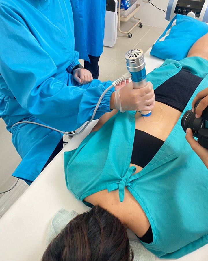 Shockwave therapy applicator treating soft tissue
